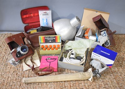 Lot 342 - A collection of vintage cameras and...