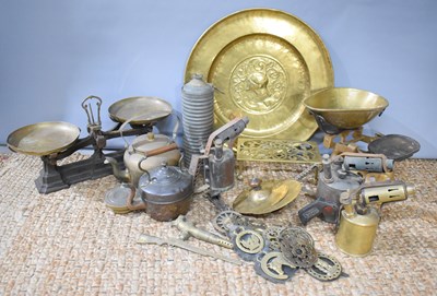 Lot 349 - A group of brass and metalware to include a...