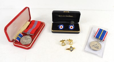 Lot 226 - A group of militaria to include a National...