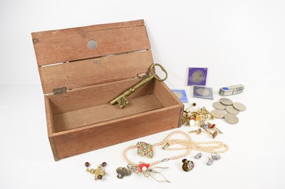 Lot 217 - A group of collectables to include...