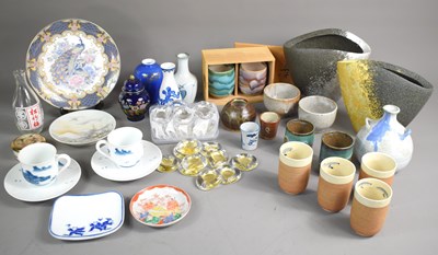 Lot 31 - A group of pottery to include Raku glazed pair...