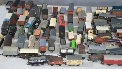 Lot 21 - A large quantity of Hornby and Airfix 00 gauge...