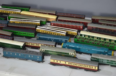 Lot 22 - A group of Lima and Hornby 00 gauge railway...