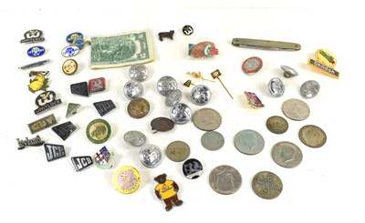 Lot 134 - A group of vintage badges, buttons and coins...