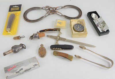 Lot 262 - A group of collectibles to include penknives,...