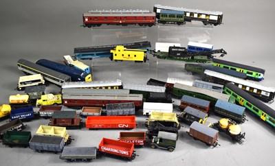 Lot 333 - A large collection of OO gauge coaches, wagons...