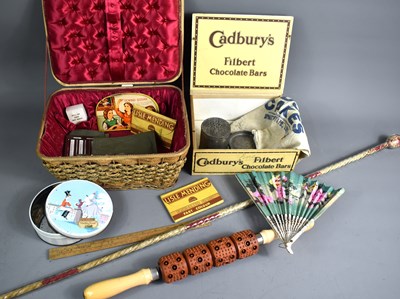 Lot 131 - A group of collectables to include vintage...