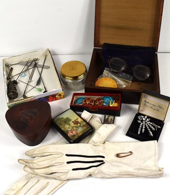 Lot 132 - A group of collectables to include vintage...