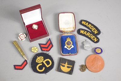Lot 223 - A group of collectables to include a WWII era...
