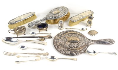 Lot 106 - A group of silver to include vesta case, sugar...