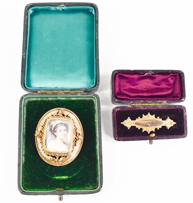 Lot 214 - A 9ct gold Victorian mourning bar brooch, with...