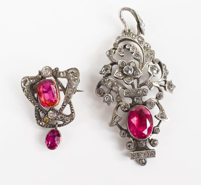 Lot 261 - A white metal & paste Art Nouveau style brooch,...