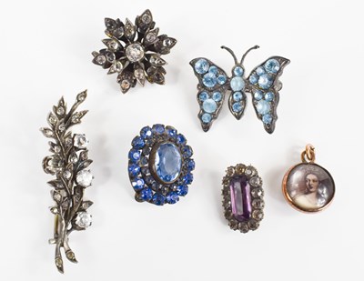 Lot 235 - A group of vintage and Victorian brooches to...