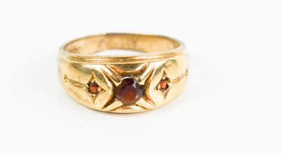 Lot 140 - A 9ct gold and garnet set gentlemans ring,...