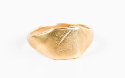 Lot 168 - A 9ct gold signet ring, size K/L, 3g.