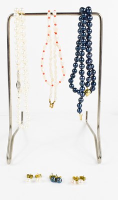 Lot 263 - A selection of pearl jewellery, to include a...