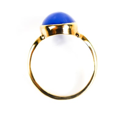 Lot 161 - A 9ct gold and star sapphire cabochon ring,...