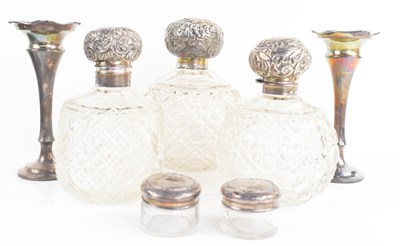 Lot 349 - A group of silver to include a pair of bud...