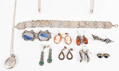 Lot 149 - A selection of silver jewellery, to include...
