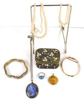 Lot 200 - A selection of jewellery to include a...