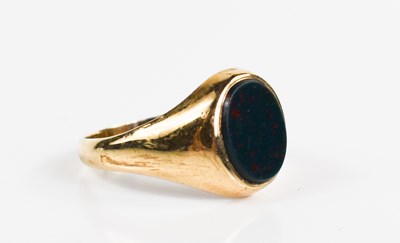 Lot 133 - A 9ct gold and agate signet ring, size P, 2.54g.