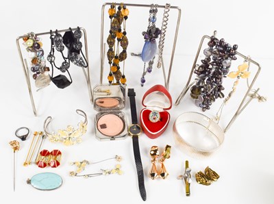 Lot 46 - A selection of costume jewellery, to include a...