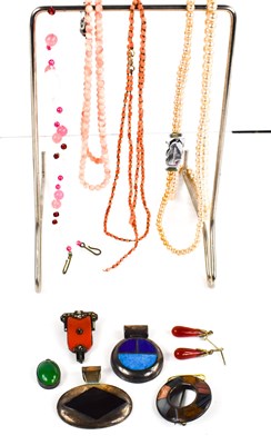 Lot 234 - A selection of antique jewellery, to include a...