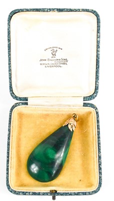 Lot 7 - A 9ct gold and malachite pendant necklace, the...