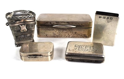 Lot 322 - A group of silver to include snuff boxes,...