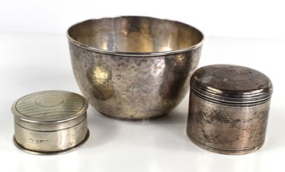Lot 352 - A group of silver to include a Mappin & Webb...