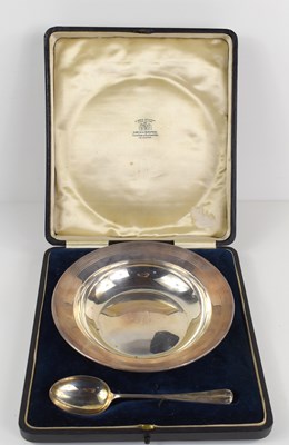 Lot 340 - A George V cased silver bowl and spoon, the...