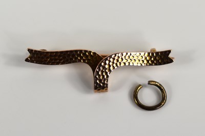 Lot 61 - A 9ct gold brooch of ribbon design, 2.7g.