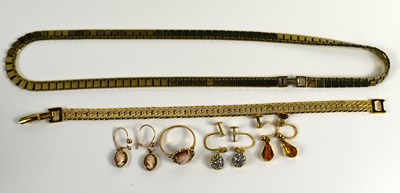 Lot 62 - A group of jewellery to include a 9ct gold...