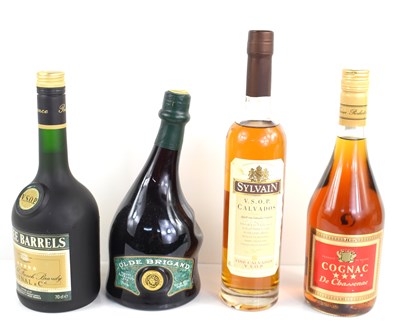 Lot 334 - A group of alcohol to include Cognac de...