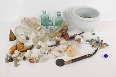 Lot 183 - A group of collectables to include glass...