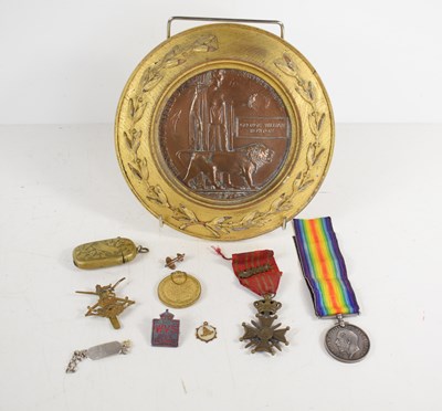 Lot 289 - A group of militaria to include a framed WWI...