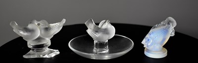 Lot 112 - A Lalique crystal glass ring tray with a wren...