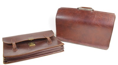 Lot 320 - A vintage Pakawa brown leather satchel...