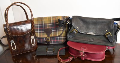 Lot 153 - A group of handbags to include a vintage...