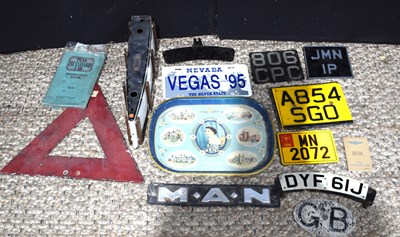 Lot 172 - A group of collectables to include a 1934...