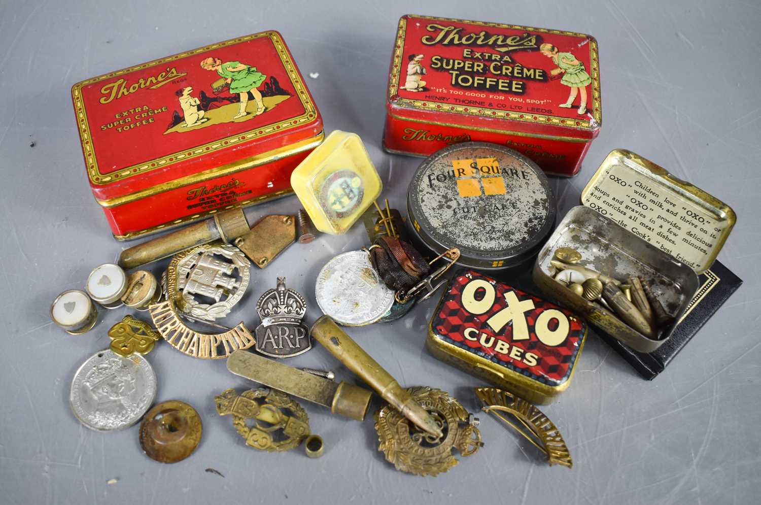 Lot 252 - A group of collectibles to include vintage...