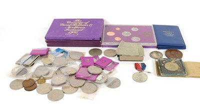 Lot 283 - A group of coins to include commemorative...