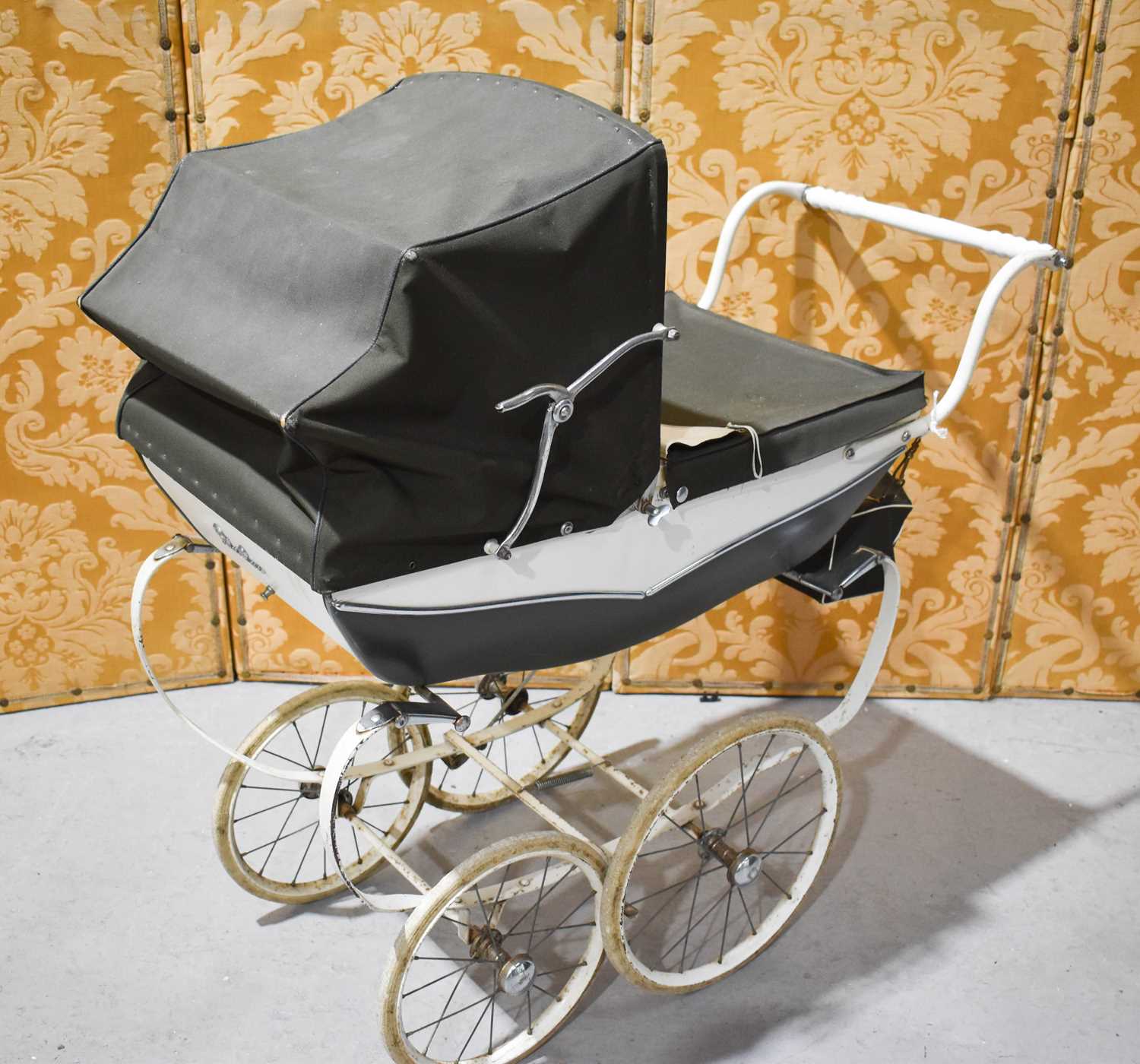Lot 86 - A vintage Silver Cross dolls pram in cream...