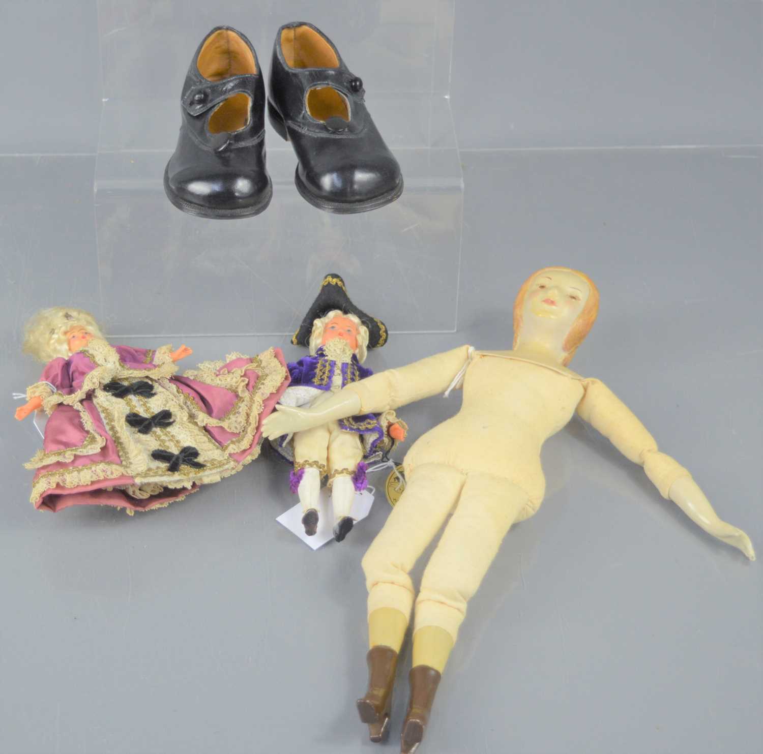 Lot 14 - A group of vintage dolls comprising a pair of...