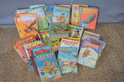 Lot 82 - A collection of children's annuals. (59)
