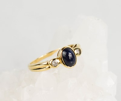 Lot 389 - A 9ct yellow gold cabochon sapphire and...