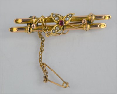 Lot 343 - A 9ct gold antique bar brooch, set with seed...