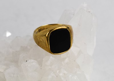 Lot 462 - A 9ct gold gentlemans signet ring, set with...