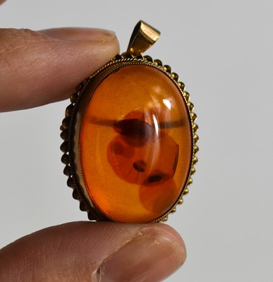 Lot 371 - A 9ct gold and cabochon amber brooch, total...