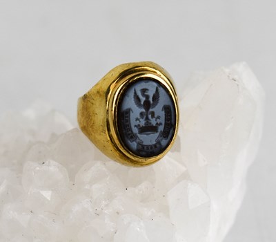 Lot 398 - A 9ct gold and agate signet ring, carved with...